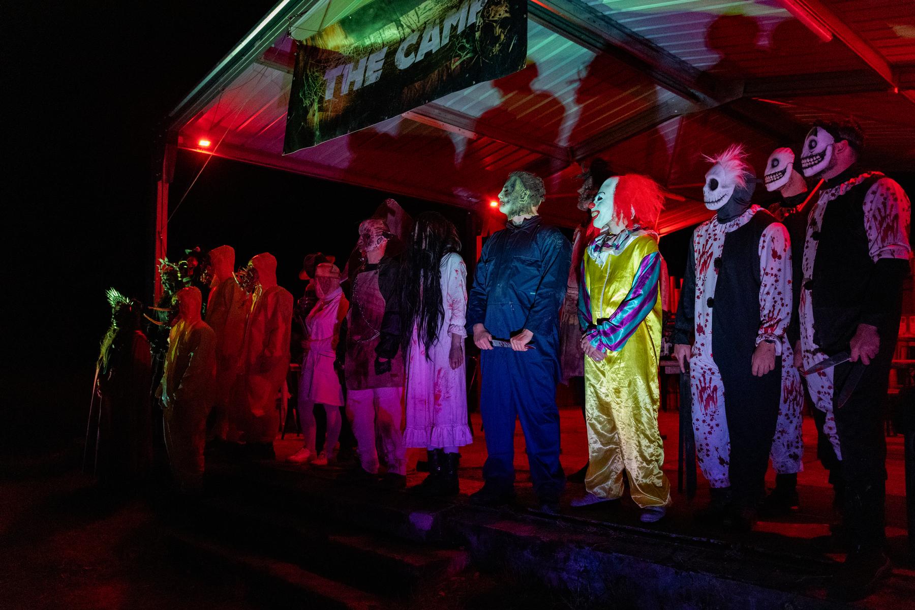 La troupe des Porteurs de Masques en pleine immersion, sous une lumière colorée